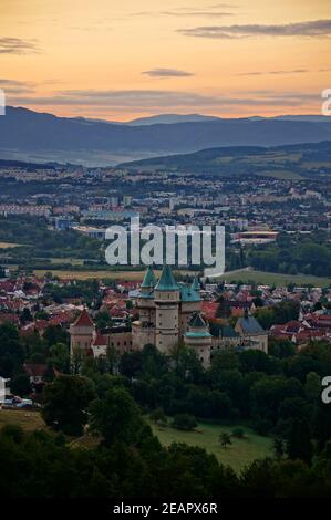 Belle vue aérienne sur le château de Bojnice et la ville de Bojnice dans une lumière douce au lever du soleil Banque D'Images