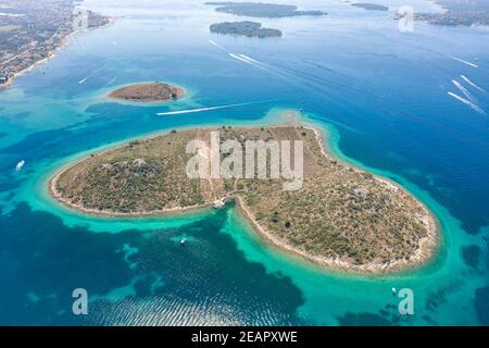 Tir de drone aérien d'une île en forme de coeur Galesnjak en Dalamatia Croatie Banque D'Images