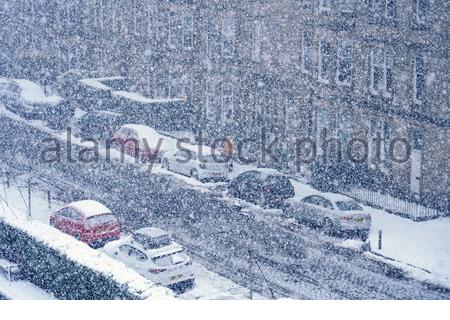 Édimbourg, Écosse, Royaume-Uni. 10 février 2021. Une douche à neige épaisse en fin d'après-midi donne aux rues résidentielles une couche supplémentaire de neige. Crédit : Craig Brown/Alay Live News Banque D'Images