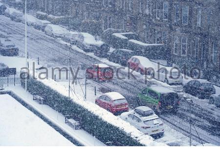 Édimbourg, Écosse, Royaume-Uni. 10 février 2021. Une douche à neige épaisse en fin d'après-midi donne aux rues résidentielles une couche supplémentaire de neige. Crédit : Craig Brown/Alay Live News Banque D'Images