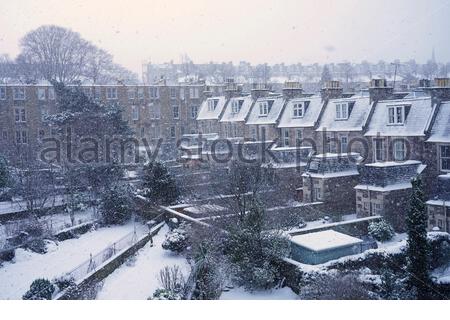 Édimbourg, Écosse, Royaume-Uni. 10 février 2021. Une douche à neige épaisse en fin d'après-midi donne aux jardins résidentiels une couverture supplémentaire de neige fraîche. Crédit : Craig Brown/Alay Live News Banque D'Images