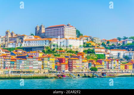 Vue sur la cathédrale, le palais épiscopal, le pont luis I et les maisons colorées de Porto, Portugal. Banque D'Images