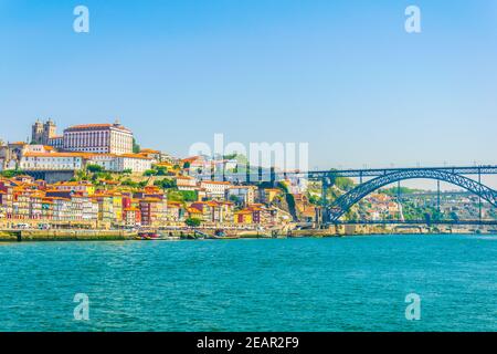 Vue sur la cathédrale, le palais épiscopal, le pont luis I et les maisons colorées de Porto, Portugal. Banque D'Images