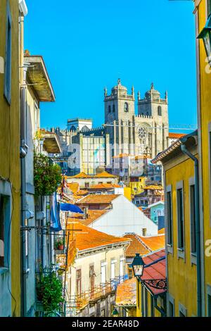 Vue aérienne de Porto capturant la cathédrale et les façades colorées Banque D'Images