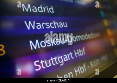 10 février 2021, Hessen, Francfort-sur-le-main : un vol Lufthansa au départ de Moscou est annoncé dans la zone des arrivées de l'aéroport de Francfort. Les médias s'attendent ici à l'arrivée de Yulia Navalnya, l'épouse du critique du Kremlin Alexei Navalny. Photo: Frank Rumpenhorst/dpa Banque D'Images