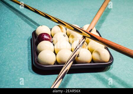 Billard, table de billard, des boules et cue. Boules dans le bac et Banque D'Images