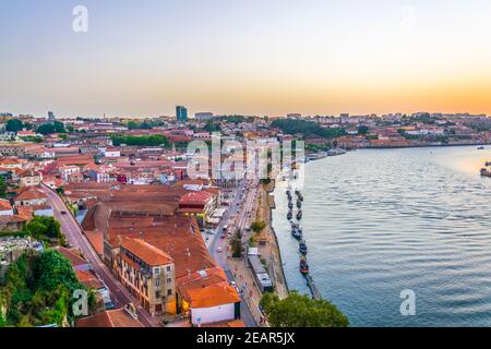 Panorama des caves à vin situé le long du fleuve douro à Porto, Portugal. Banque D'Images