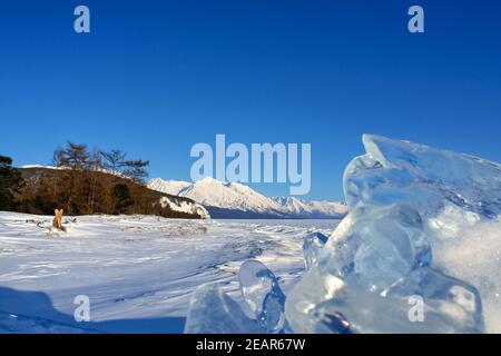 Morceaux de glace congelée sur baikal. Glace cassée. Banque D'Images