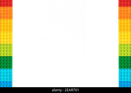 Cadre de briques multicouleurs de construction lego sur fond blanc. Jouets populaires. Banque D'Images