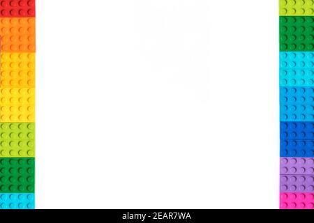 Cadre de briques multicouleurs de construction lego sur fond blanc. Jouets populaires. Banque D'Images