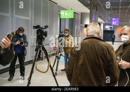 10 février 2021, Hessen, Francfort-sur-le-main: Des représentants des médias à l'aéroport de Francfort attendent l'arrivée de Yulia Navalnya, épouse du critique du Kremlin Alexei Navalny, qui doit arriver sur un vol de Lufthansa au départ de Moscou. Photo: Frank Rumpenhorst/dpa Banque D'Images