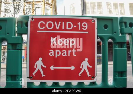 Panneau « COVID-19 Keep Apart » sur Oxford Street, Londres. La plupart des entreprises restent fermées au Royaume-Uni alors que la nation continue de lutter contre la pandémie du coronavirus. Banque D'Images