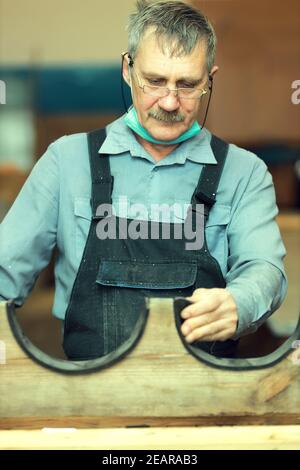 Portrait d'un menuisier âgé dans l'atelier au travail. Banque D'Images