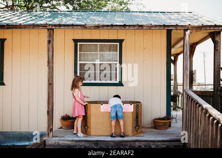 Frère et sœur qui s'adresse à la ferme locale pour la pastèque fraîche marché Banque D'Images