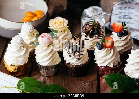 muffins aux baies et à la crème au beurre Banque D'Images