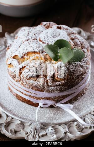 pâques, gâteau de pâques sur un fond sombre avec une composition complexe, de beaux paysages, des fruits secs, du mouvement, des mains Banque D'Images