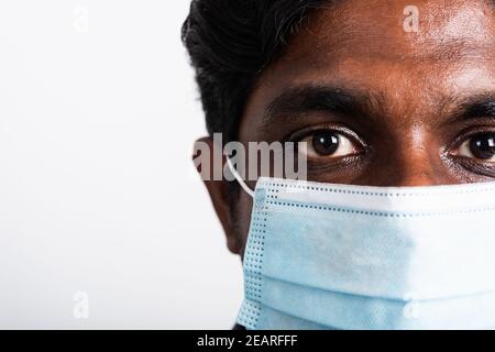 homme noir portant un masque de protection contre le coronavirus du virus Banque D'Images