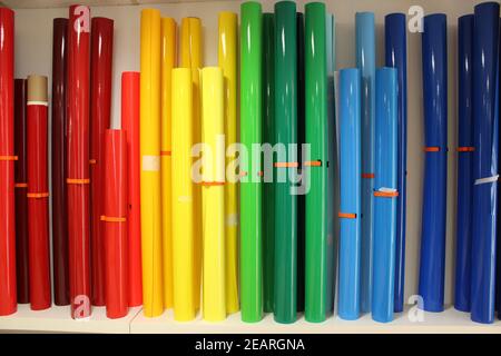 Film coloré rouleaux film adhésif dans différentes couleurs Banque D'Images