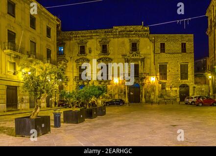 Vue nocturne sur la place Piazza Bologni à Palerme, Sicile, Italie Banque D'Images