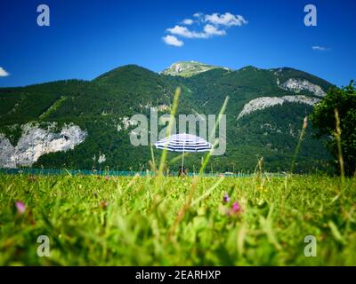 Bains de soleil au lac Wolfgang, Wolfgangsee, Salzburgerland, Salzbourg, Autriche Banque D'Images