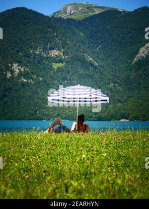 Bains de soleil au lac Wolfgang, Wolfgangsee, Salzburgerland, Salzbourg, Autriche Banque D'Images