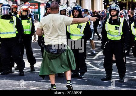 Londres 13 juin 2020 des manifestants de groupes d'extrême droite se sont affrontés avec des Demostrateurs de BLM et la police à Trafalgar Square Banque D'Images