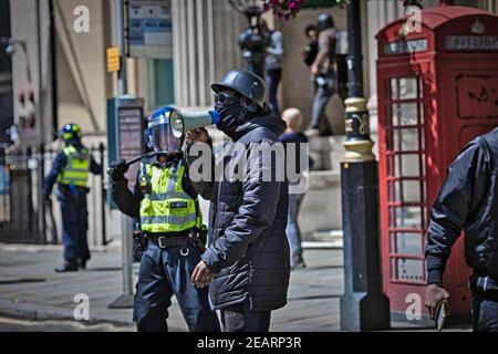 Londres 13 juin 2020 des manifestants de BLM affrontaient des groupes d'extrême droite et des policiers à Trafalgar Square Banque D'Images
