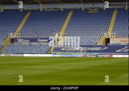 Les stands du Madejski Stadium resteront fermés aux fans alors que le Royaume-Uni reste en confinement en raison de la pandémie de Corona à Reading, au Royaume-Uni, le 2/10/2021. (Photo de Phil Westlake/News Images/Sipa USA) Banque D'Images