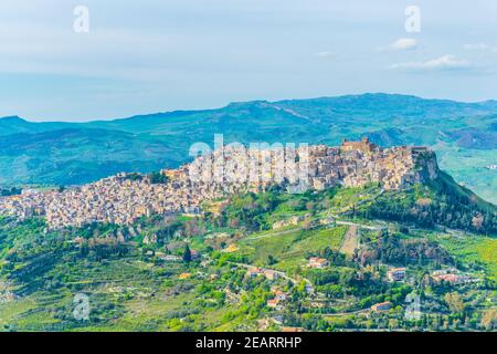 Vue sur le village de Calascibetta dans le centre de la Sicile, en Italie. Banque D'Images