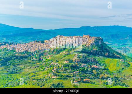 Vue sur le village de Calascibetta dans le centre de la Sicile, en Italie. Banque D'Images