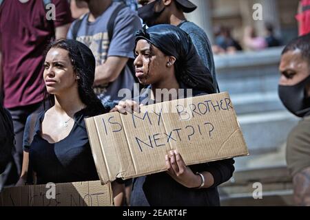 GRANDE-BRETAGNE / Angleterre / Londres / deux femmes protestant anti-racisme tenant signe' est mon frère prochain' ? Banque D'Images