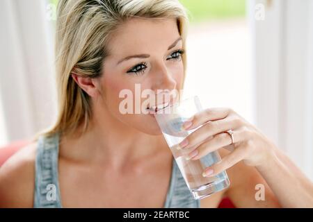 Woman drinking water Banque D'Images