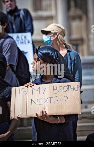 GRANDE-BRETAGNE / Angleterre / Londres / la femme noire protestante anti-racisme holding signe est mon frère suivant . Banque D'Images