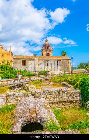 Vue sur les ruines antiques avec l'église san Pancrazio à Taormina, Sicile, Italie Banque D'Images