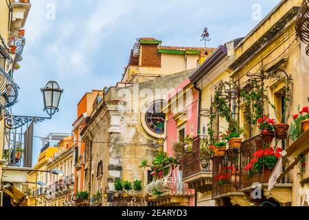 Vue sur une rue étroite de Taormina, Sicile, Italie Banque D'Images
