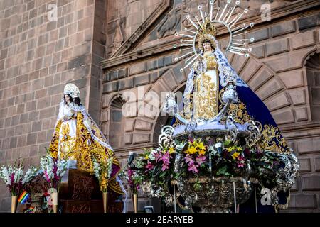 Inmaculada Concepcion (Immaculée conception) Float (Santa Ana Float sur la gauche), Corpus Christi Celebration, Cusco, Pérou Banque D'Images