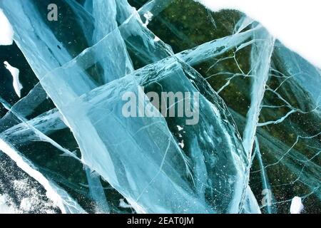 Morceaux de glace congelée sur baikal. Glace cassée. Banque D'Images