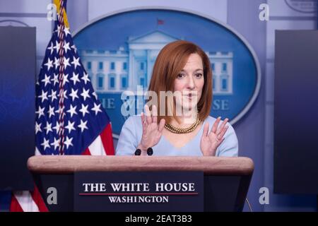 Jen Psaki, Attachée de presse de la Maison Blanche, tient une réunion d'information dans la salle d'information de presse James Brady de la Maison Blanche, à Washington, DC, Etats-Unis, le 10 février 2021.Credit: Michael Reynolds / Pool via CNP | usage dans le monde entier Banque D'Images