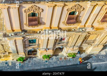 Vue aérienne de Noto corso vittorio emanuele menant à la porta reale, Sicile, Italie Banque D'Images