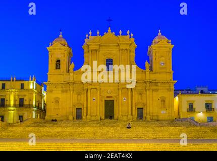 Vue nocturne de la basilique Minore di San Nicolò à Noto, Sicile, Italie Banque D'Images