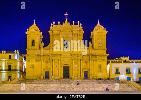 Vue nocturne de la basilique Minore di San Nicolò à Noto, Sicile, Italie Banque D'Images