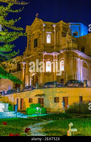 Vue nocturne de la Chiesa di San Domenico à Noto, Sicile, Italie Banque D'Images