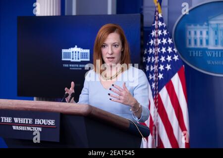 Jen Psaki, Attachée de presse de la Maison Blanche, tient une réunion d'information dans la salle d'information de presse James Brady de la Maison Blanche, à Washington, DC, Etats-Unis, le 10 février 2021.Credit: Michael Reynolds/Pool via CNP/MediaPunch Banque D'Images