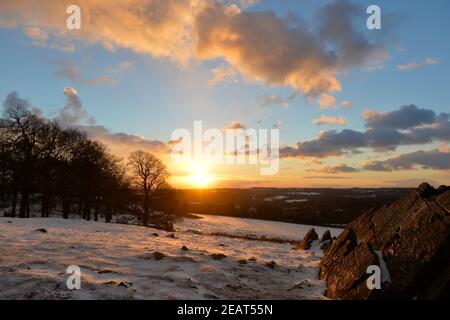 Leicester, Leicestershire, Royaume-Uni 10 février 2021. Météo Royaume-Uni. Neige. Coucher de soleil sur une journée enneigée à Bradgate Park dans le Leicestershire. Alex Hannam/Alamy Live News Banque D'Images