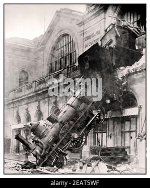 LOCOMOTIVE WRECK 1890's PARIS Granville-Paris Express train à vapeur Wreck Montparnasse Station place de Rennes, 22 octobre 1885 Paris, France. -Épave de train à la gare Montparnasse, Paris, France, 1895. Banque D'Images