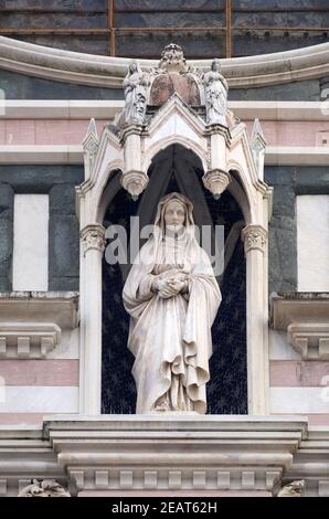 Statue sur le portail de la Basilique de Santa Croce (Basilique de la Sainte Croix) - La célèbre église franciscaine à Florence, Italie Banque D'Images