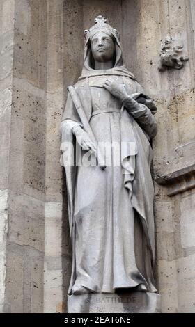 Saint Bathilde statue sur le portail de la Saint Germain l'Auxerrois, église dans Paris, France Banque D'Images