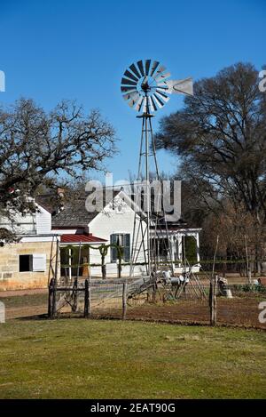 Ferme et ferme historiques du début des années 1900 à la ferme Sauer Beckmann Living History Farm de Stonewall, Texas. Banque D'Images