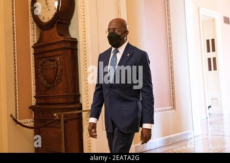 Washington, États-Unis. 10 février 2021. Le sénateur Raphael Warnock, D-GA, arrive pour la deuxième journée du procès de destitution de l'ancien président Donald Trump au Capitole des États-Unis, à Washington, DC, le mercredi 10 février 2021. Les responsables de la mise en accusation dépreront l'argument selon lequel Trump était « responsable » de l'attaque du 6 janvier au Capitole des États-Unis et qu'il devrait être condamné et interdit de reprendre des fonctions publiques. Photo de Kevin Dietsch/UPI crédit: UPI/Alay Live News Banque D'Images