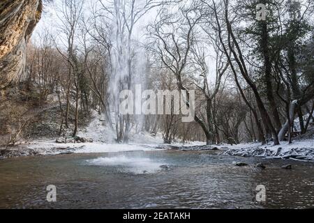 Cascade dans la forêt d'hiver. Belle vue sur la rivière de montagne la plus pure. Une falaise avec des glaces pendante. Arbres enneigés, frais Banque D'Images